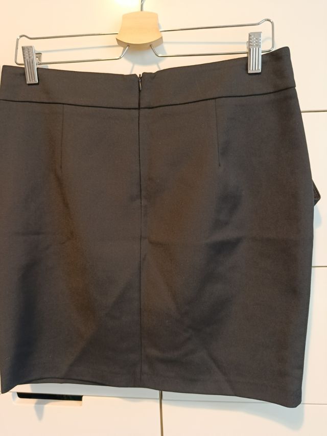 Mini Falda Negra ligeramente abullonada