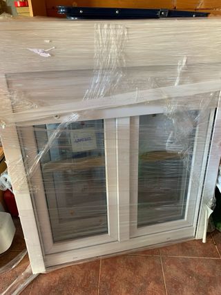 Ventana PVC blanca doble cristal. Tres unidades. 