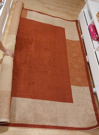 Alfombra roja y beige de lana