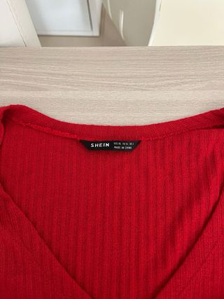 Top rosso Shein con maniche a campana 