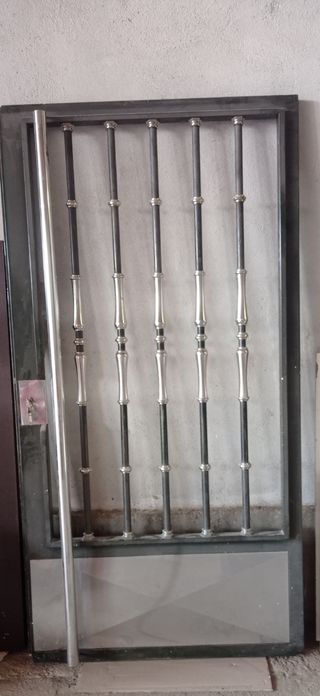 Puerta metalica negra - reja