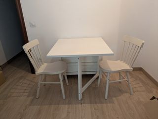 Mesa plegable blanca + 2 sillas