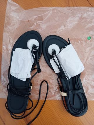 Sandalias negras atadas al tobillo SIN USAR