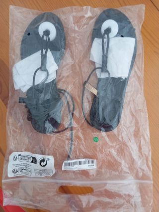 Sandalias negras atadas al tobillo SIN USAR