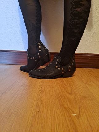 Botines Corina negros con tachuelas.