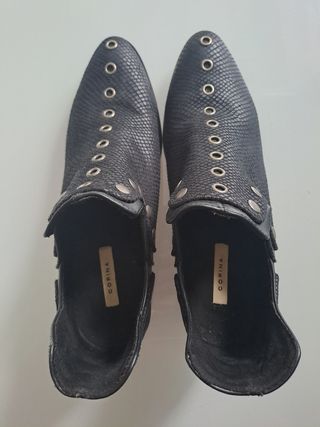 Botines Corina negros con tachuelas.