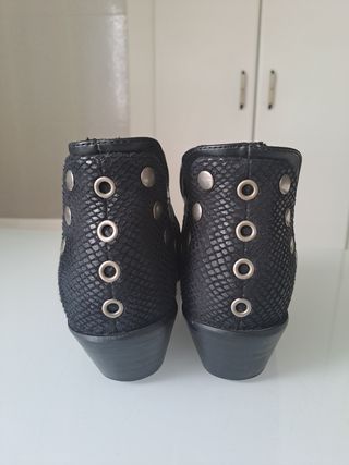 Botines Corina negros con tachuelas.