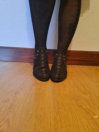 Botines Corina negros con tachuelas.
