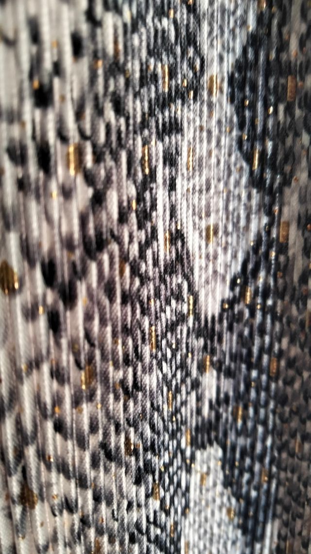 Saia plissada de cobra cinza-preta