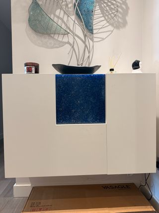Recibidor blanco con luz azul