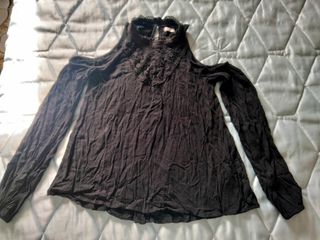 Blusa negra de Hollister.