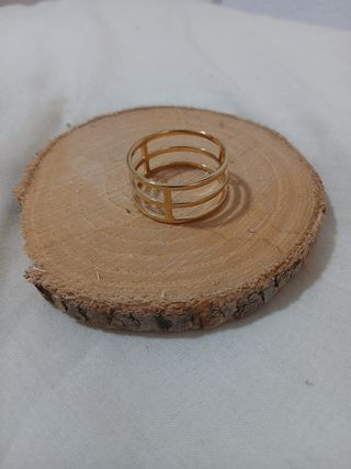 Anillo dorado minimalista