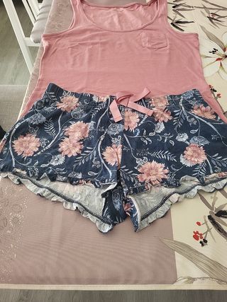 Pijama verano - top rosa, shorts florales