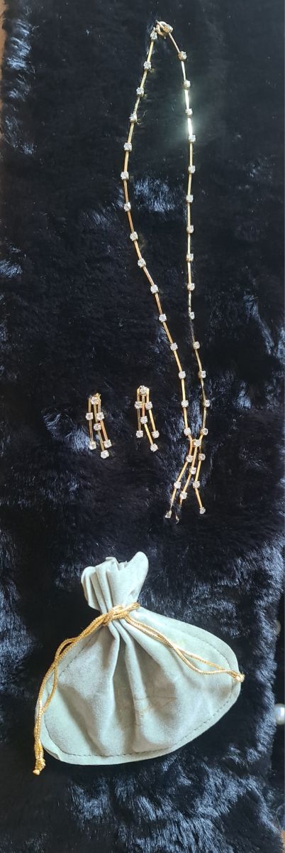 Collar y pendientes chapados con circonitas