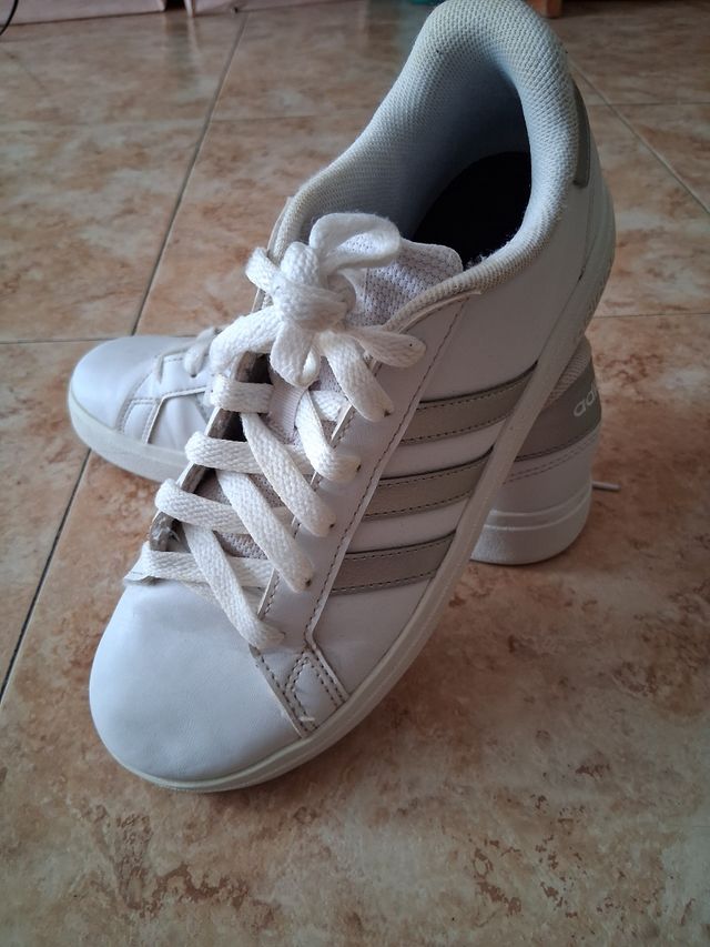 Ténis Adidas branco e prateado