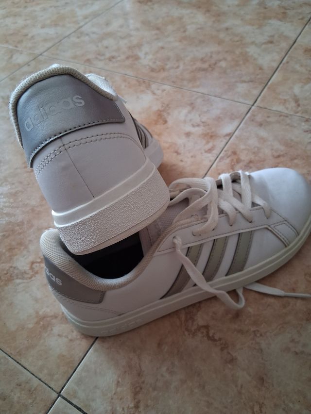 Ténis Adidas branco e prateado