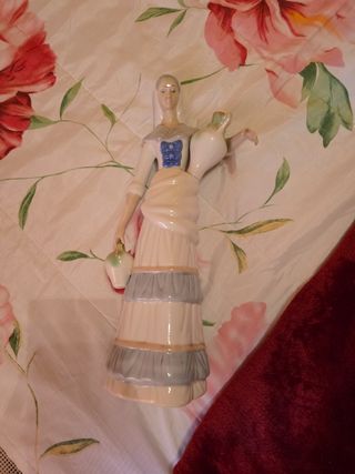 Figura porcelana mujer jarras