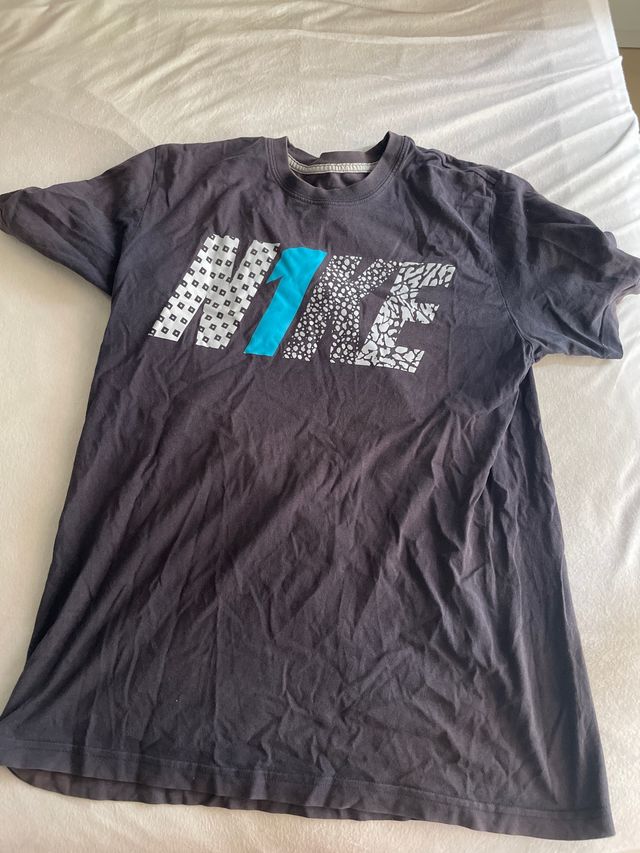 Camiseta Nike L negra y azul