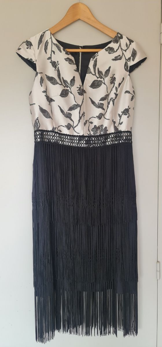 Vestido midi blanco y negro con flecos