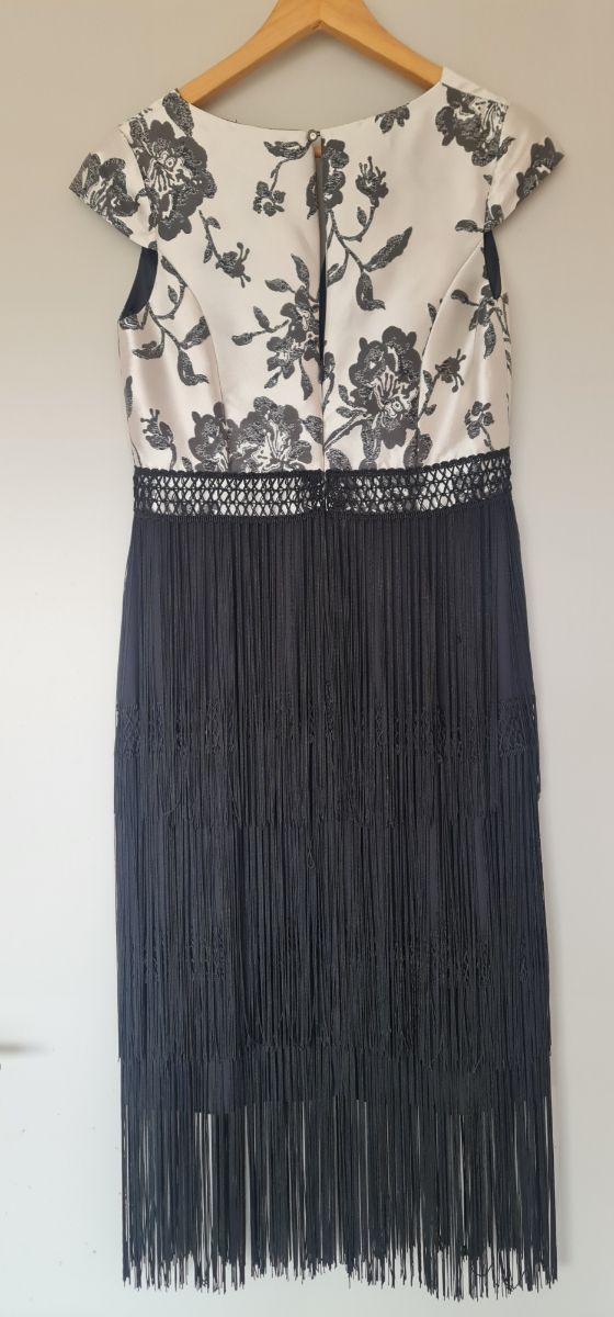 Vestido midi blanco y negro con flecos