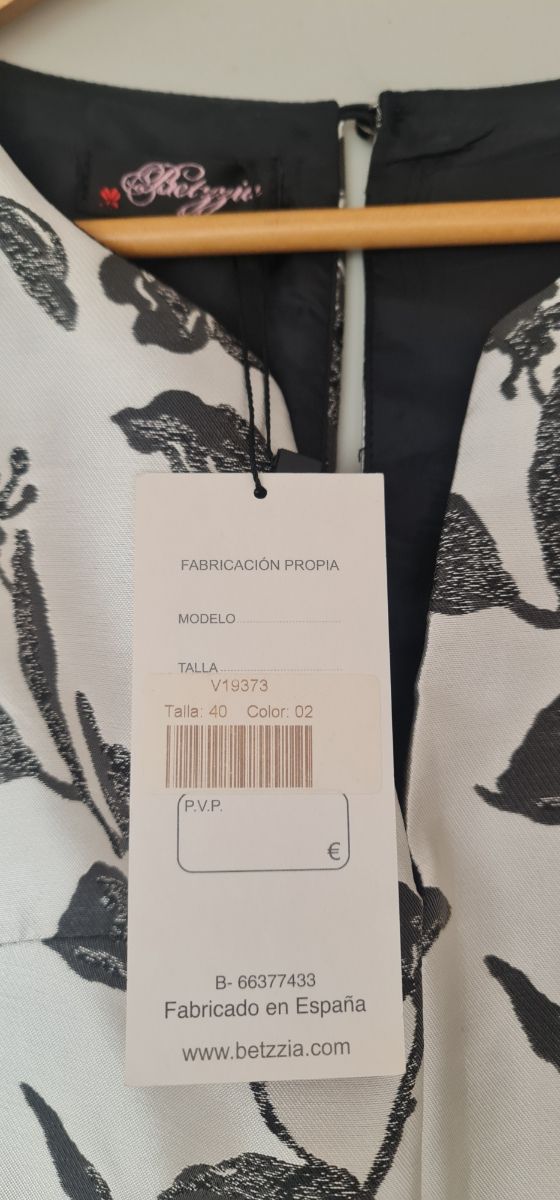 Vestido midi blanco y negro con flecos