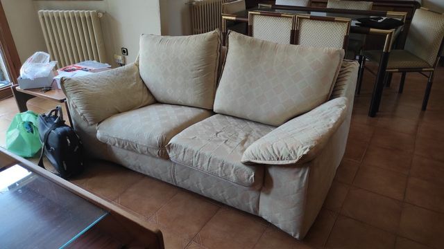 Divano beige a 2 posti