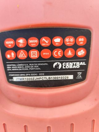 Cortacésped eléctrico con mango de seguridad.