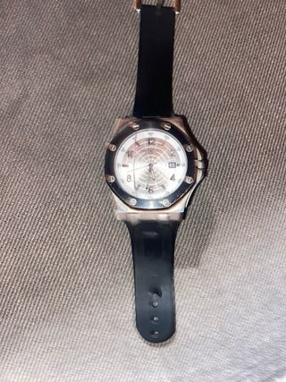 Reloj deportivo negro y plata