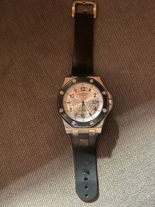 Reloj deportivo negro y plata