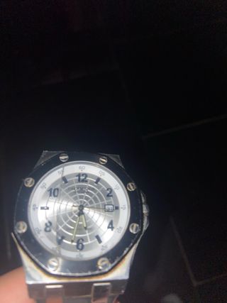 Reloj deportivo negro y plata