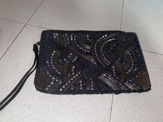 Bolso negro con pedreria