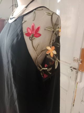 Blusa negra mangas flores bordadas