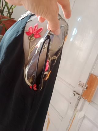 Blusa negra mangas flores bordadas