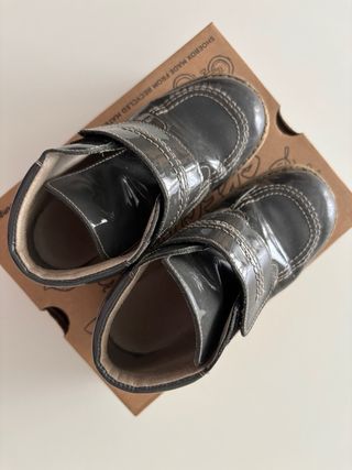 Botas niña, charol gris. Talla 27