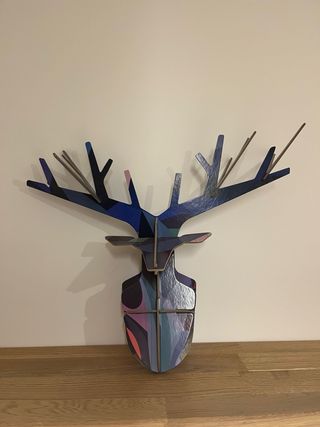 Figura ciervo madera multicolor