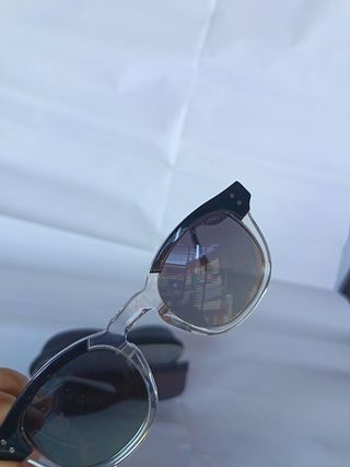 Occhiali da sole neri e trasparenti 