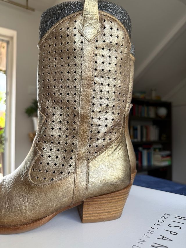 Botas Hispanitas doradas