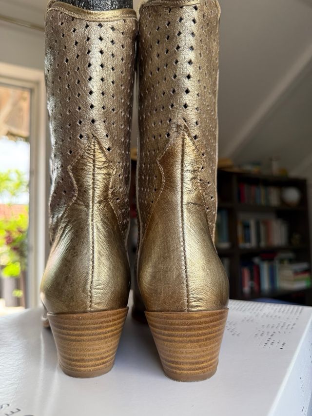 Botas Hispanitas doradas