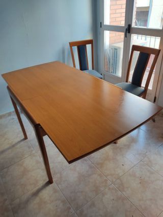 Mesa extensible + 4 sillas madera
