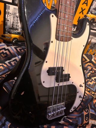Bajo Eléctrico Negro