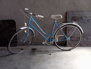 Bicicleta clásica de paseo
Rueda delantera pinchad