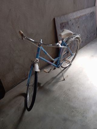 Bicicleta clásica de paseo
Rueda delantera pinchad