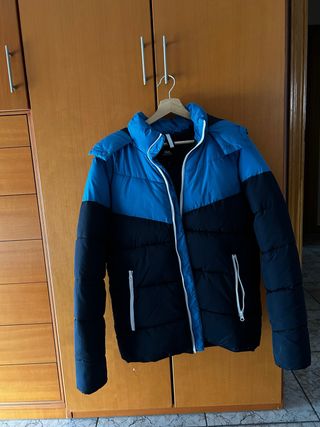 Chaqueta acolchada azul y negra