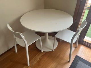 Mesa DOCKSTA blanca + 2 sillas JANINGE
