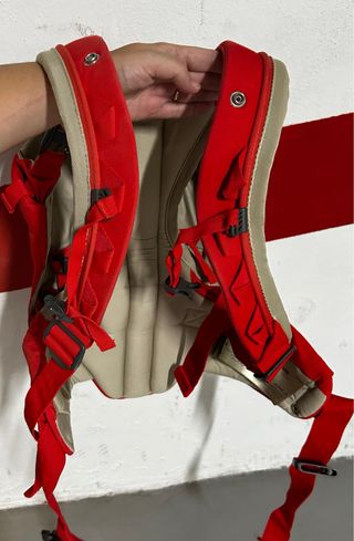 Marsupio ergonomico Stokke, colore rosso.