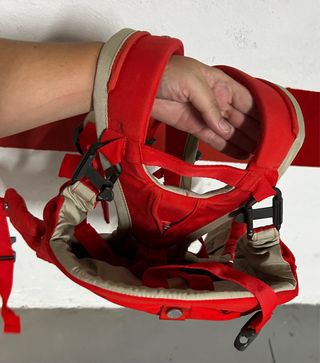 Marsupio ergonomico Stokke, colore rosso.