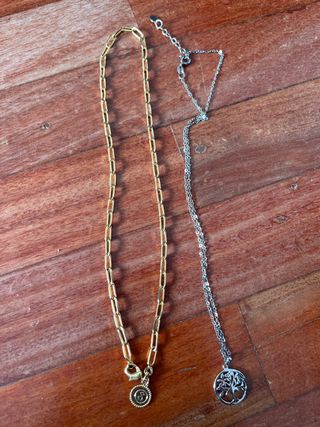 2 collares: dorado y plateado