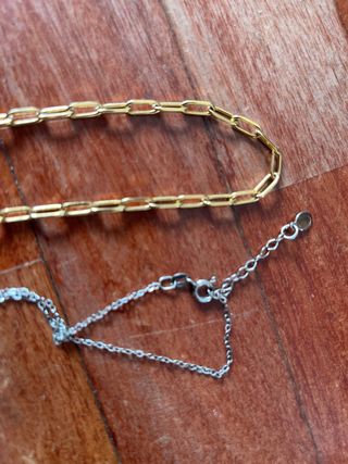 2 collares: dorado y plateado