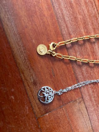 2 collares: dorado y plateado