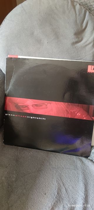 Lote de discos de música electrónica antigua.